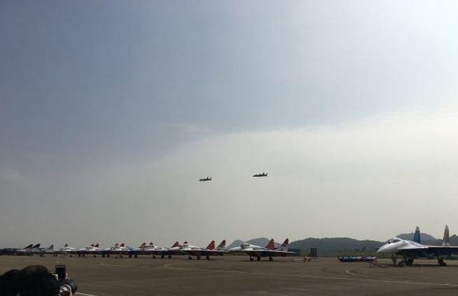 歼20超低空飞行：超震撼的首秀