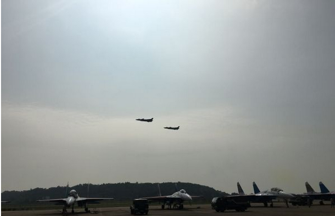歼20超低空飞行：超震撼的首秀